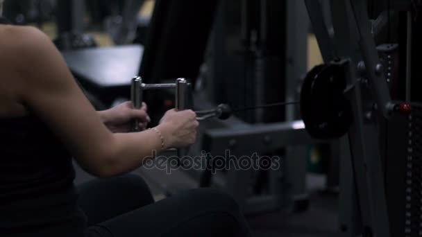 Chica rubia entrenando en el gimnasio. Mujer dedicada al fitness — Vídeos de Stock