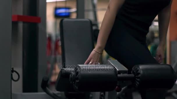 Chica rubia entrenando en el gimnasio. Mujer dedicada al fitness — Vídeos de Stock