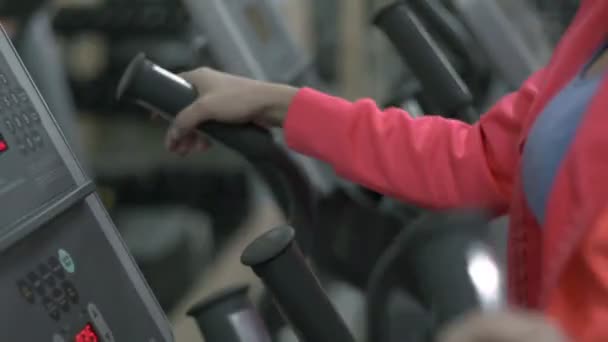 Blond dívka trénink v tělocvičně na eliptické — Stock video