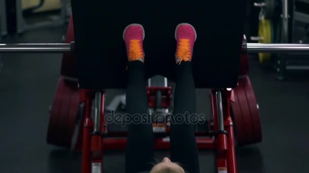 Blond meisje training op de sportschool. Vrouw die zich bezighouden met fitness — Stockvideo