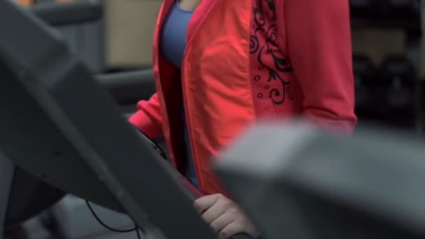 Bionda ragazza formazione in palestra sul tapis roulant — Video Stock