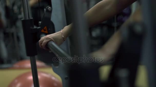 Chica rubia entrenando en el gimnasio. Mujer dedicada al fitness — Vídeos de Stock