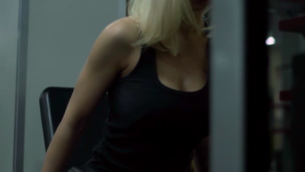 Blonda fata de formare la sala de sport. Femeia angajată în fitness — Videoclip de stoc