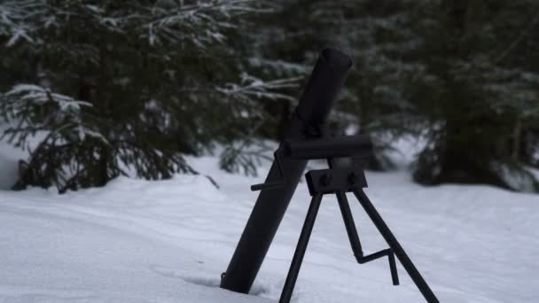 Argamassa dispara uma concha na floresta nevada de inverno — Vídeo de Stock