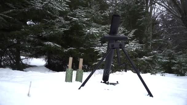 Mortel is opgeladen en klaar om te vuren in de winter forest — Stockvideo