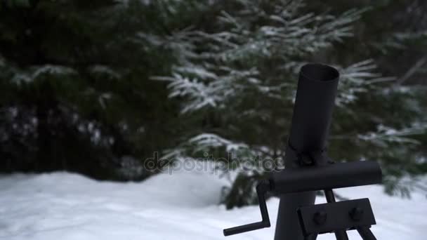 Mortier tiré et fume après un coup de feu dans la forêt d'hiver — Video