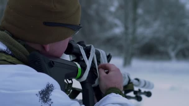 Vojenské zbraně v zimním lese — Stock video