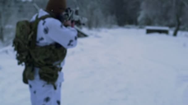 Військова зброя в зимовому лісі — стокове відео