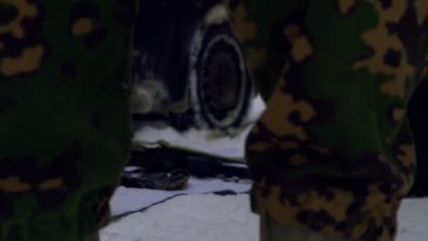 军事靴子站在雪地里的男人 — 图库视频影像
