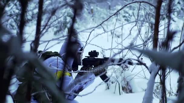 Militära vapen i vinter skogen — Stockvideo