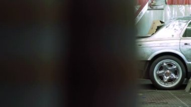 Resmi bulunan bir rahiplik boyahane için hazırlanan araba