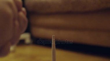 Arkeoloji oynayan aile iskelet almak için sıva yok eder. arkeolojik kazılar
