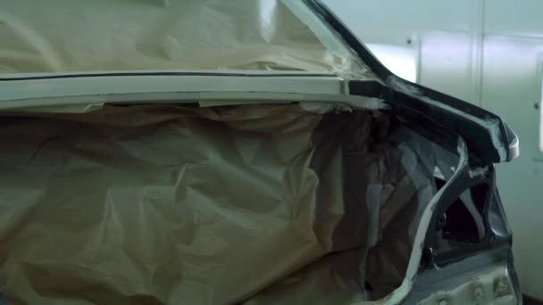 Carro preparado para pintura em oficina de pintura — Vídeo de Stock