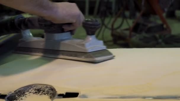 Master leští karoserii před malováním — Stock video