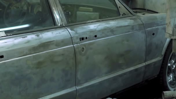 Автомобиль подготовлен для покраски в магазине — стоковое видео