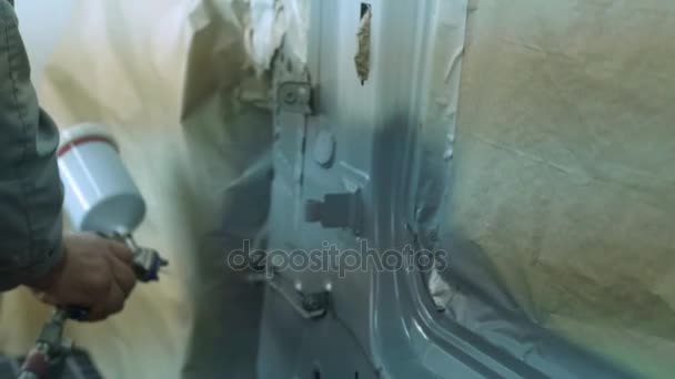 Meister lackiert die Karosserie der Spritzpistole in einer Autowerkstatt — Stockvideo