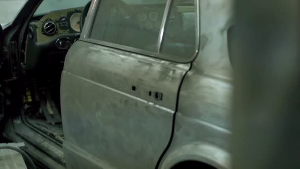 Автомобиль подготовлен для покраски в магазине — стоковое видео