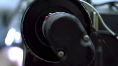 Sürücünün bir dikiş makinesi çalışır