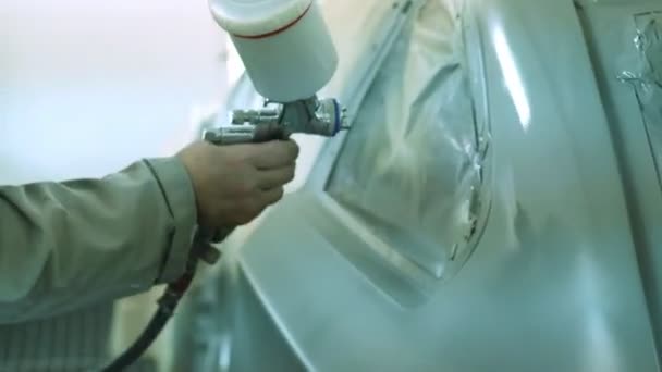 Майстер малює тіло розпилювача в автомайстерні — стокове відео