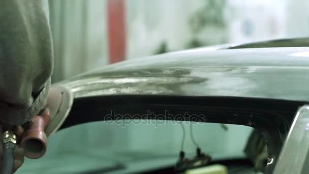 Master polerar bilens kaross innan målning — Stockvideo