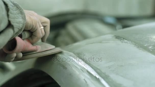 Maestro pule la carrocería del coche antes de pintar — Vídeos de Stock