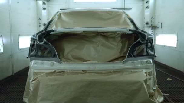 Resmi bulunan bir rahiplik boyahane için hazırlanan araba — Stok video