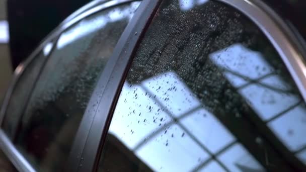 Gotas de lluvia en un vaso de coche — Vídeos de Stock