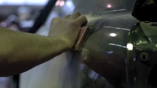 Master γυαλίζει το σώμα αυτοκίνητο πριν από το βάψιμο — Αρχείο Βίντεο