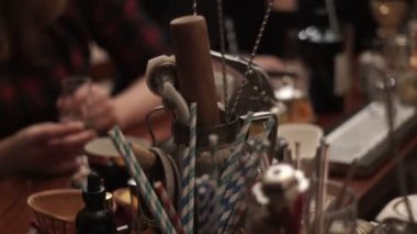 Barmen barda bir kokteyl konuk için hazırlar.