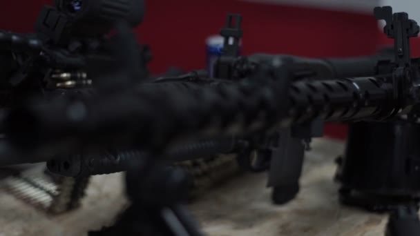 De machine-gun is op de bipods op de verdieping — Stockvideo