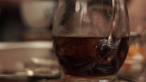 Un drink con ghiaccio in un decanter, una brocca — Video Stock