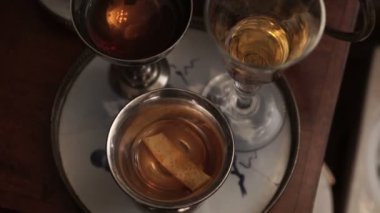 Meşrubat içinde gözlük ve kase bar standı