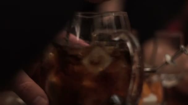 Un homme met de la glace dans un verre dans une carafe — Video