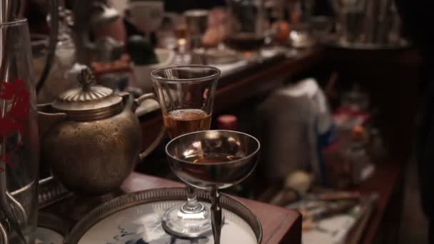 Ποτά σε γυαλιά και κύπελλα που στέκονται στη γραμμή — Αρχείο Βίντεο