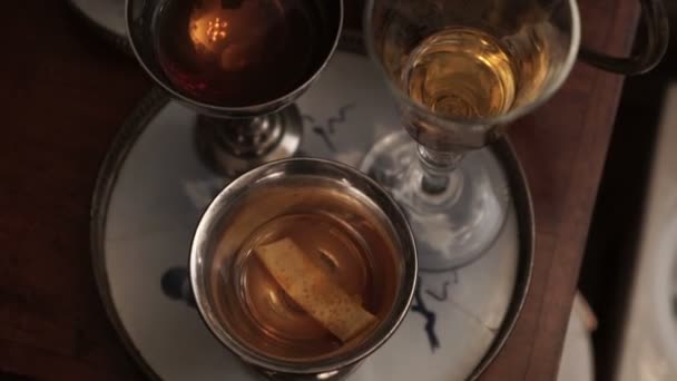 Boissons dans des verres et des bols debout sur le bar — Video