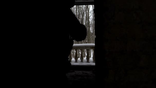 Asker kış binada savunmak silah ile — Stok video