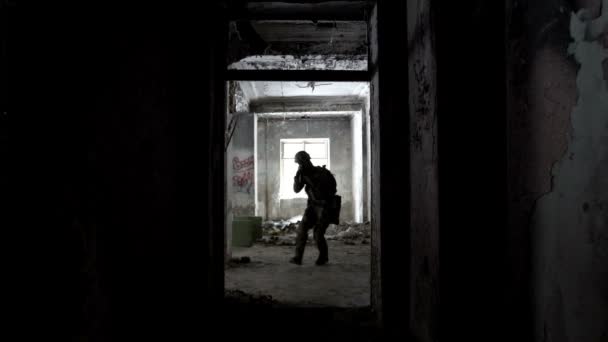 Militaires armés défendant le bâtiment 