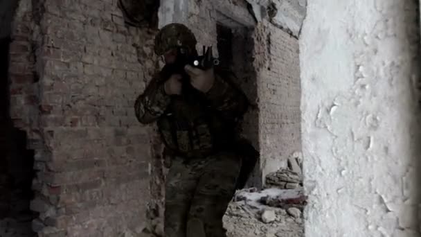 Military men with arms defending the building — Stock Video