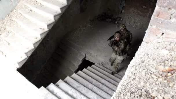 Vojáci se zbraněmi hájit budovy a jděte po schodech nahoru — Stock video