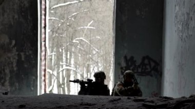 Asker silah ile bina savunmak ve merdivenlerden yukarı çık