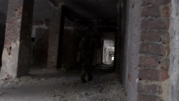 Militares con armas defendiendo el edificio — Vídeo de stock