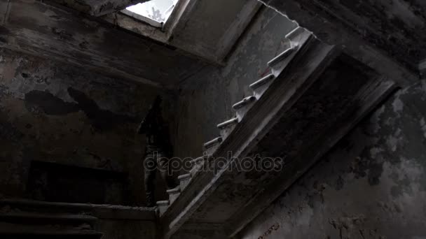 Wojskowej mężczyzn z broni bronić budynku i wejdź po schodach — Wideo stockowe