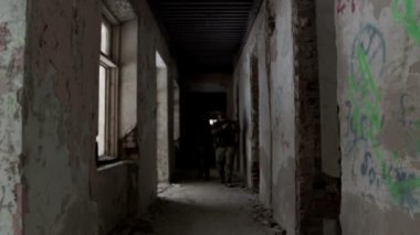 Asker bina savunmak silah ile