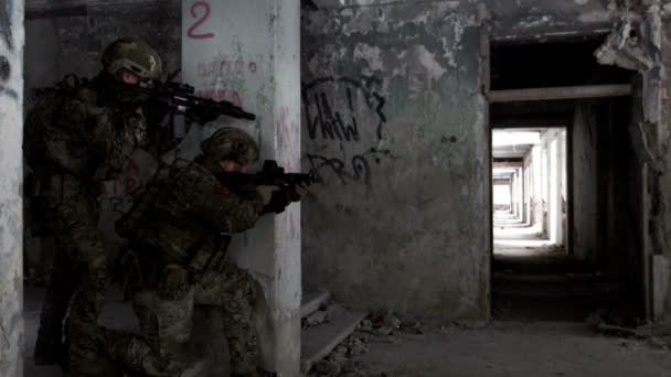 Militares con armas defendiendo el edificio — Vídeos de Stock