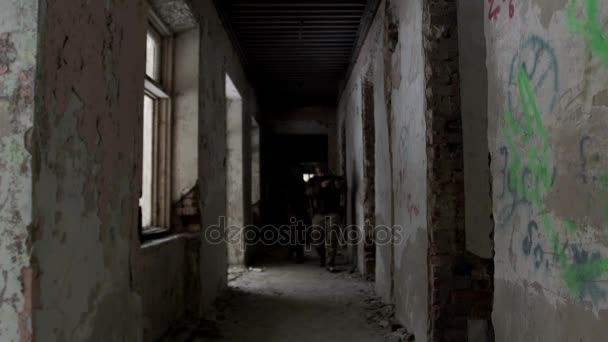 Militaires armés défendant le bâtiment 