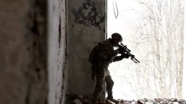 Asker kış binada savunmak silah ile