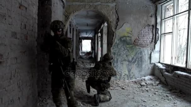 Wojskowej mężczyzn z broni obrony budynku — Wideo stockowe