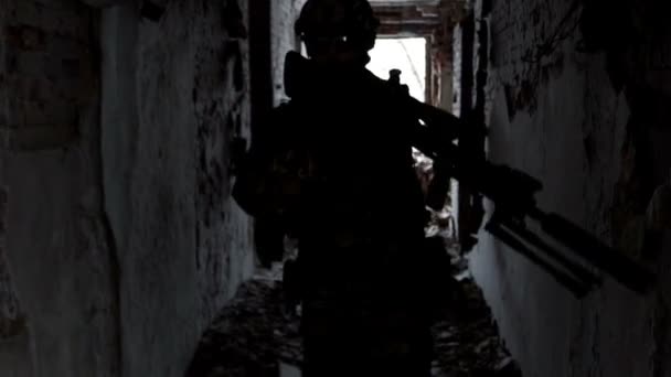 Στρατιωτική τους άνδρες με όπλα που υπερασπίζεται το κτίριο — Αρχείο Βίντεο
