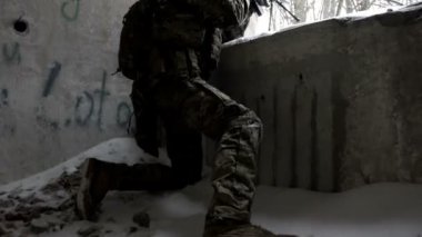 Asker kış binada savunmak silah ile