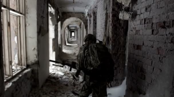 Військовослужбовці зі зброєю, що захищає будівлю взимку — стокове відео